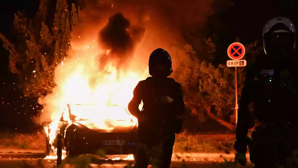In mehreren Städten brannten Gegenstände auf den Straßen.  - Bild: Emma Da Silva/AP/dpa