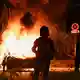 In mehreren Städten brannten Gegenstände auf den Straßen.  - Bild: Emma Da Silva/AP/dpa