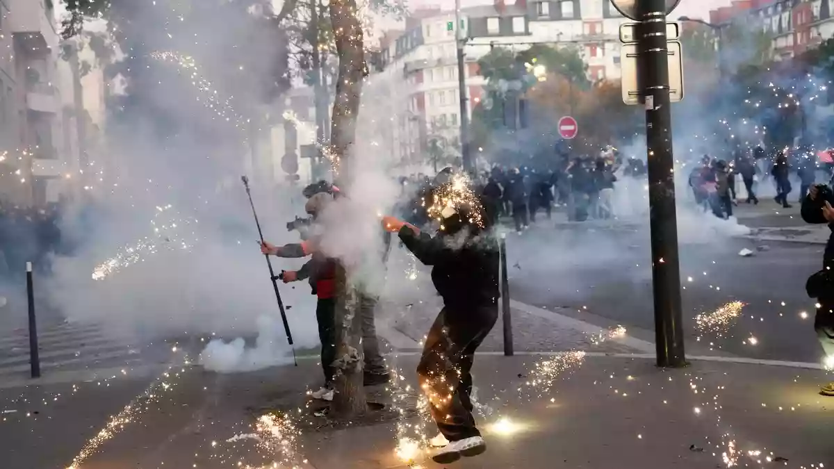 Am Ende von Demonstrationen wurden teils Feuerwerkskörper gezündet. - Bild: Teresa Suarez/AP/dpa