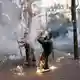 Am Ende von Demonstrationen wurden teils Feuerwerkskörper gezündet. - Bild: Teresa Suarez/AP/dpa