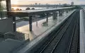 Ein leerer Bahnsteig an einem modernen Bahnhof im frühen Morgenlicht. - Foto: über boerse-global.de