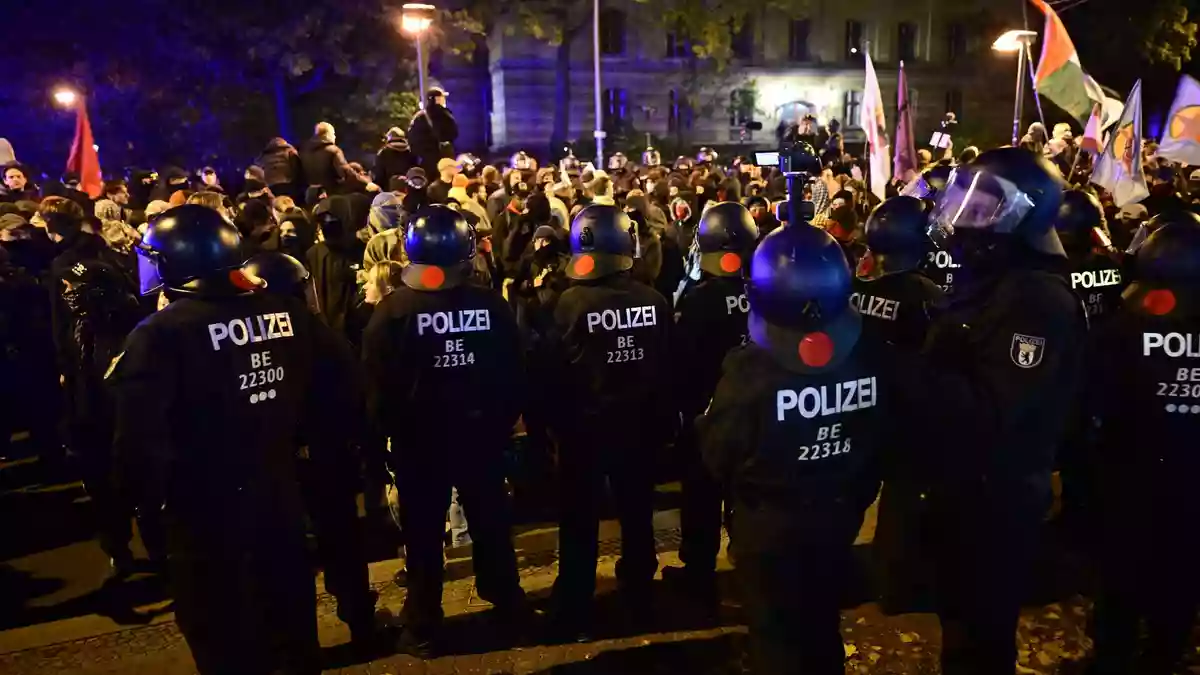 In Berlin kam es am Abend zu Ausschreitungen.  - Bild: Fabian Sommer/dpa