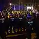 In Berlin kam es am Abend zu Ausschreitungen.  - Bild: Fabian Sommer/dpa