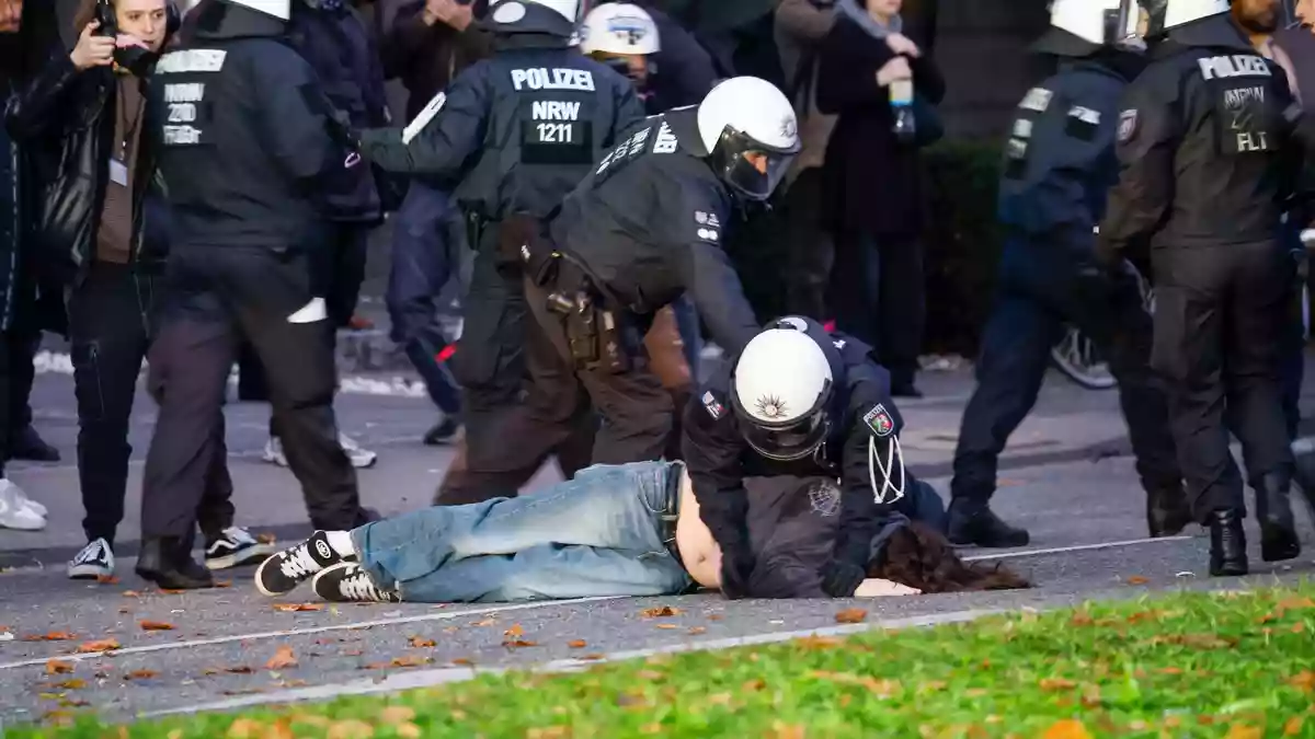 In Köln überwältige die Polizei einen Demonstranten.  - Bild: Thomas Banneyer/dpa