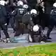 In Köln überwältige die Polizei einen Demonstranten.  - Bild: Thomas Banneyer/dpa