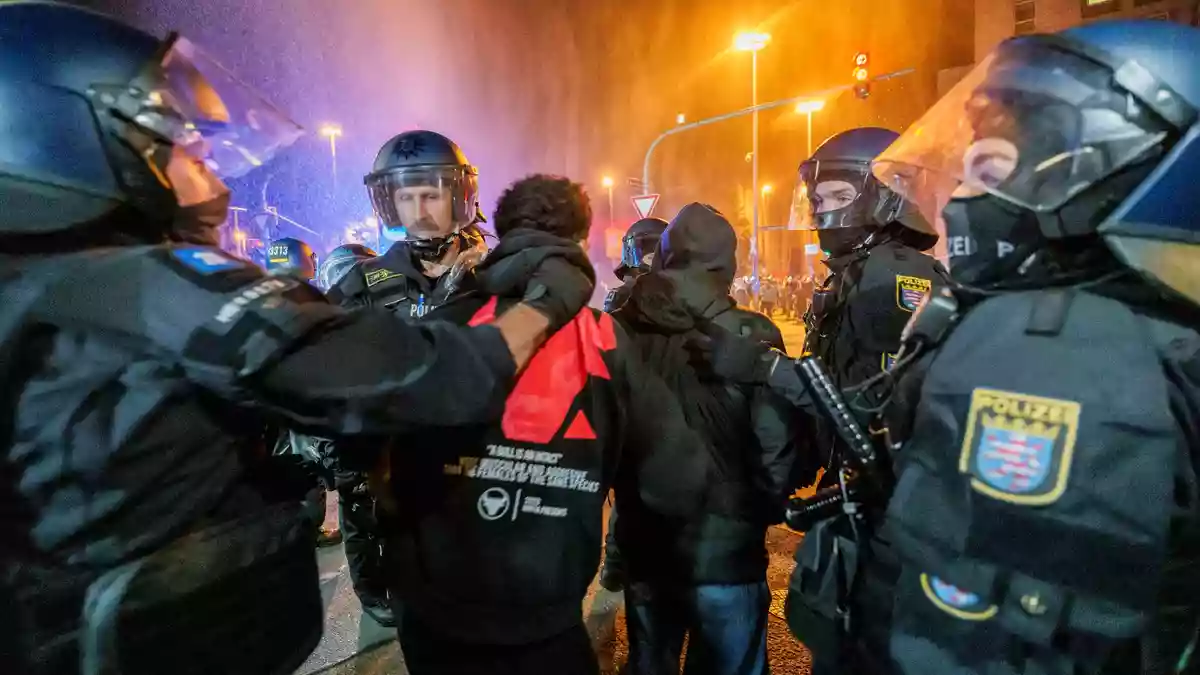In Frankfurt wurden Polizisten verletzt.  - Bild: Andreas Arnold/dpa