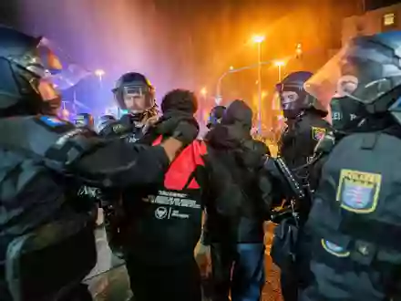 In Frankfurt wurden Polizisten verletzt.  - Foto: Andreas Arnold/dpa