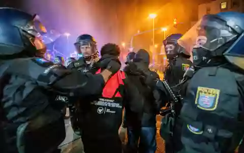 In Frankfurt wurden Polizisten verletzt.  - Foto: Andreas Arnold/dpa