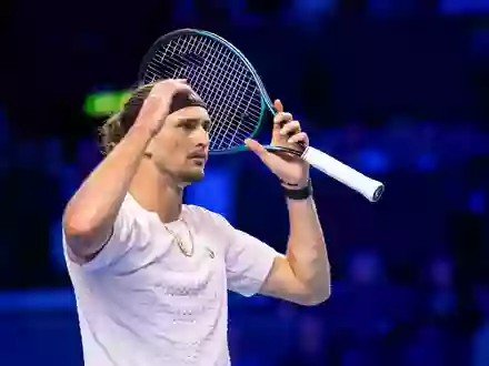 Im Halbfinale von Wien hadert Alexander Zverev immer wieder mit den Bällen.  - Foto: Max Slovencik/APA/dpa