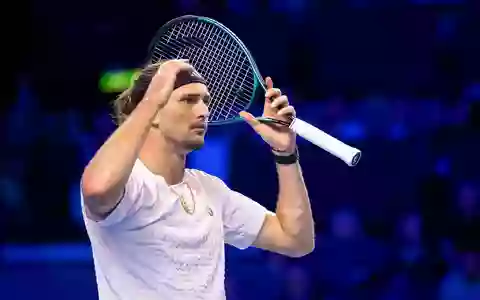 Im Halbfinale von Wien hadert Alexander Zverev immer wieder mit den Bällen.  - Foto: Max Slovencik/APA/dpa