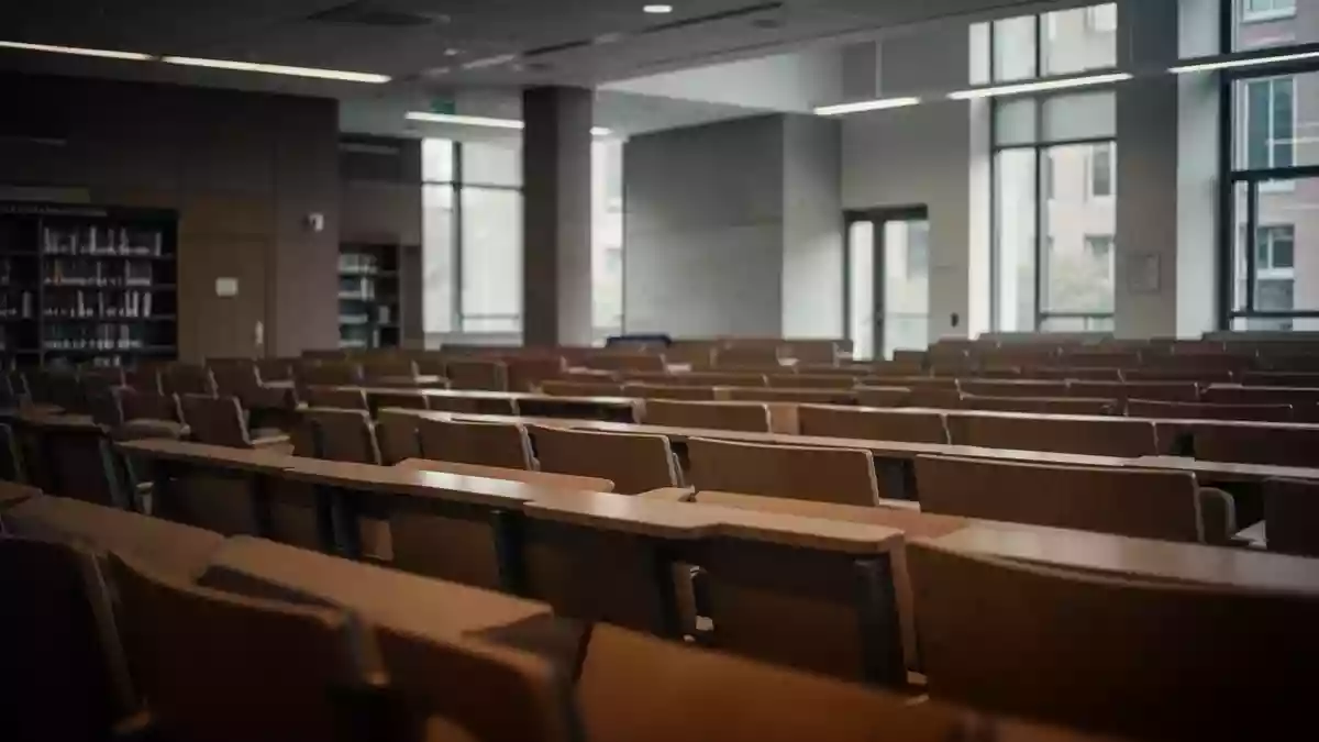 Ein leerer, modern gestalteter Hörsaal in einer Universität mit natürlichem Lichteinfall. Illustration mit AI erstellt.