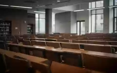 Ein leerer, modern gestalteter Hörsaal in einer Universität mit natürlichem Lichteinfall. - Foto: über boerse-global.de