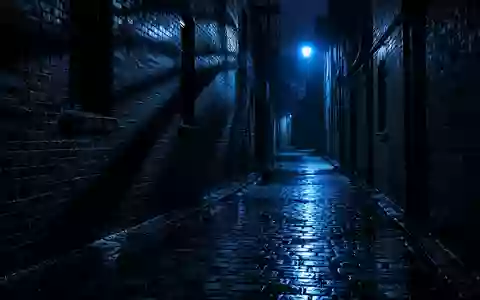 Eine nächtliche, menschenleere Gasse in einem urbanen Umfeld mit künstlichem Licht und langen Schatten. - Foto: über boerse-global.de