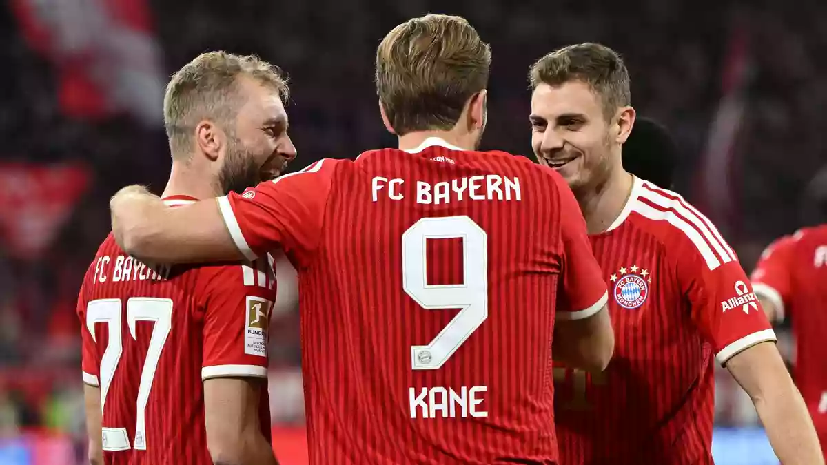 Torschütze Konrad Laimer (l) und seine Kollegen bejubeln das 1:0. - Bild: Sven Hoppe/dpa