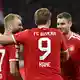 Torschütze Konrad Laimer (l) und seine Kollegen bejubeln das 1:0. - Bild: Sven Hoppe/dpa