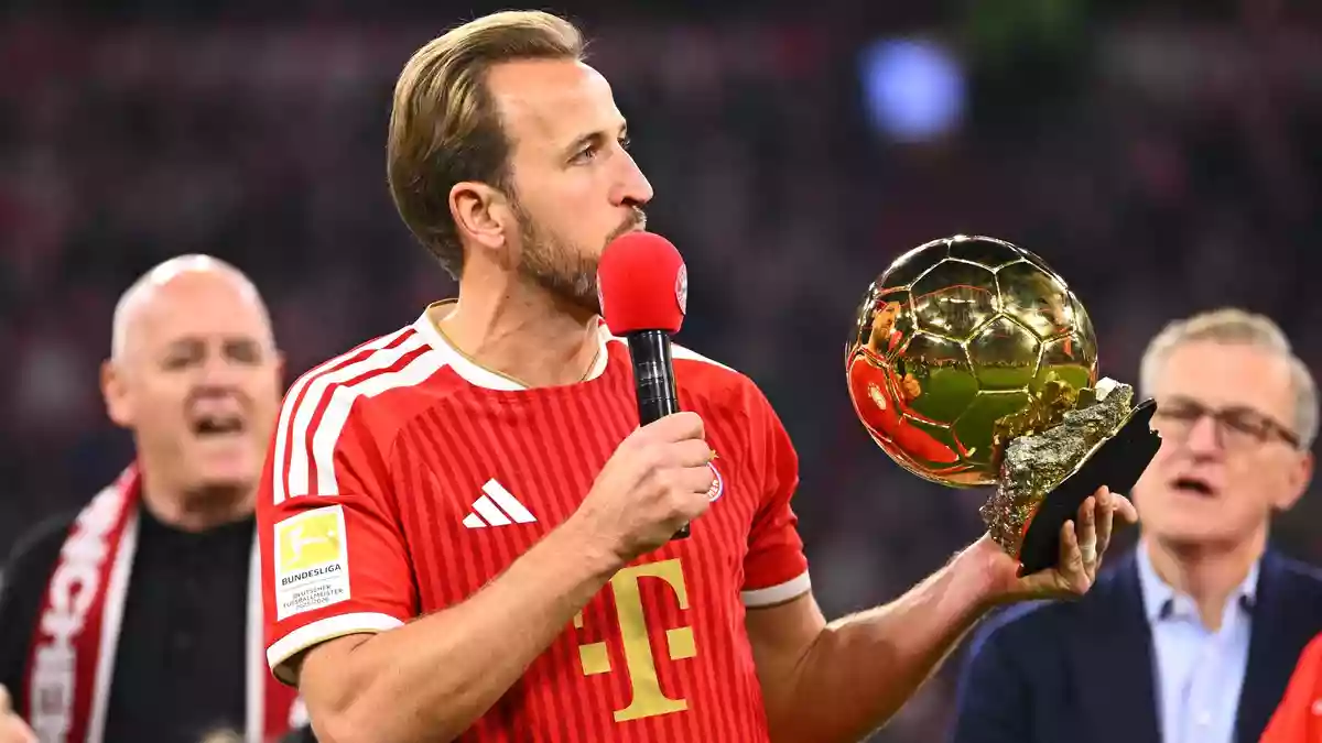 Harry Kane brachte den Ballon d'Or mit und ließ sich von den Fans feiern. - Bild: Tom Weller/dpa