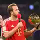 Harry Kane brachte den Ballon d'Or mit und ließ sich von den Fans feiern. - Bild: Tom Weller/dpa