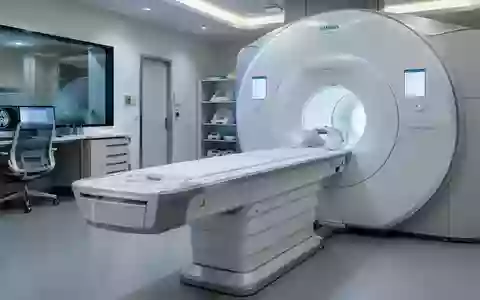 Ein klinischer Untersuchungsraum mit medizinischer Bildgebungstechnologie in einer sterilen, modernen Umgebung. - Foto: über boerse-global.de