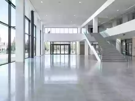 Ein minimalistisch gestalteter, leerer Innenraum eines modernen polnischen Verwaltungsgebäudes bei Tageslicht. - Foto: über boerse-global.de