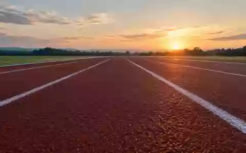 Leere Laufbahn bei Sonnenaufgang, die Fokus und mentale Stärke symbolisiert. - Foto: über boerse-global.de