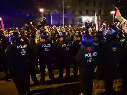 In Berlin kommt es am Abend zu Ausschreitungen.  - Foto: Fabian Sommer/dpa