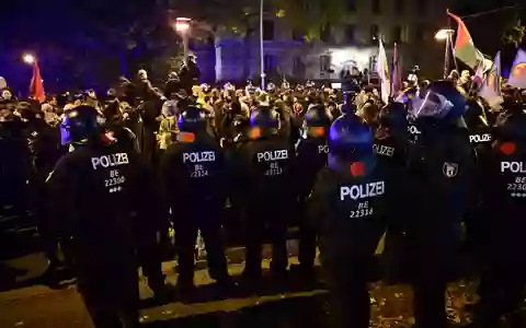In Berlin kommt es am Abend zu Ausschreitungen.  - Foto: Fabian Sommer/dpa