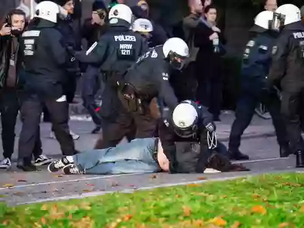 In Köln überwältigt die Polizei einen Demonstranten. - Foto: Thomas Banneyer/dpa