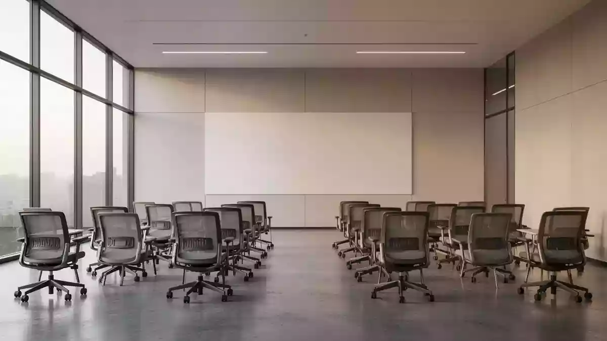 Ein minimalistisch gestalteter Schulungsraum in einem modernen Bürogebäude mit leeren Stühlen und natürlichem Licht. Illustration mit AI erstellt.
