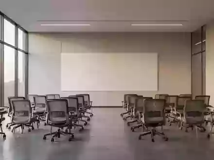 Ein minimalistisch gestalteter Schulungsraum in einem modernen Bürogebäude mit leeren Stühlen und natürlichem Licht. - Foto: über boerse-global.de