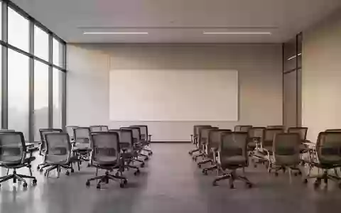 Ein minimalistisch gestalteter Schulungsraum in einem modernen Bürogebäude mit leeren Stühlen und natürlichem Licht. - Foto: über boerse-global.de