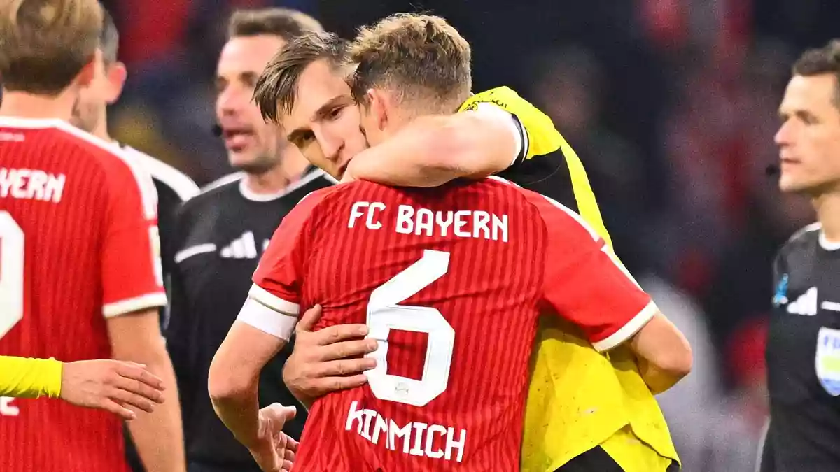 Nationalmannschafts-Kollege Nico Schlotterbeck umarmt Joshua Kimmich nach dem Spiel. - Bild: Tom Weller/dpa