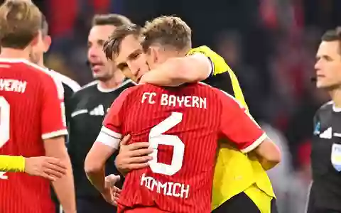 Nationalmannschafts-Kollege Nico Schlotterbeck umarmt Joshua Kimmich nach dem Spiel. - Foto: Tom Weller/dpa