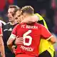 Nationalmannschafts-Kollege Nico Schlotterbeck umarmt Joshua Kimmich nach dem Spiel. - Bild: Tom Weller/dpa