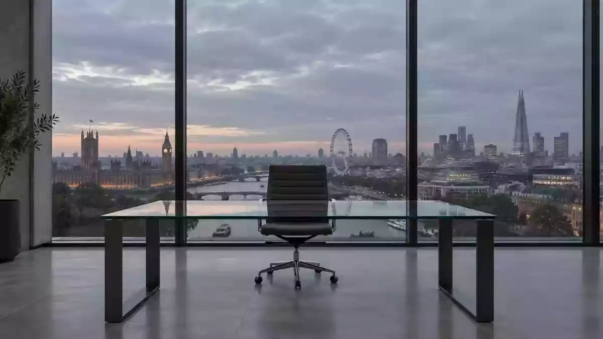 Ein minimalistisches, unbesetztes Büro mit Blick auf die Londoner Skyline bei Dämmerung. Illustration mit AI erstellt.