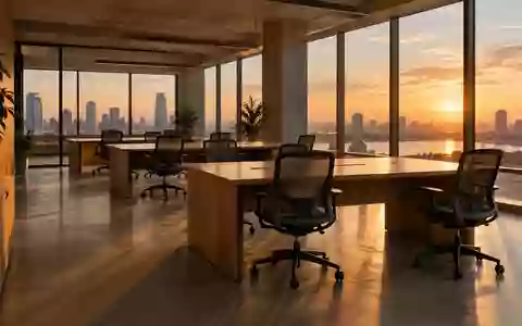 Ein modernes, leeres Büro mit ergonomischen Stühlen und Holztischen im goldenen Licht der Abendsonne. - Foto: über boerse-global.de