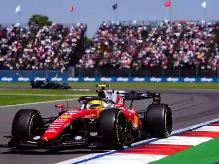 Nach drei Jahren zurĂŒck auf der Pole: Lewis Hamilton. - Foto: Bradley Collyer/PA Wire/dpa