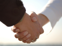 Händedruck - Foto: iStockphoto.com / webphotographeer
