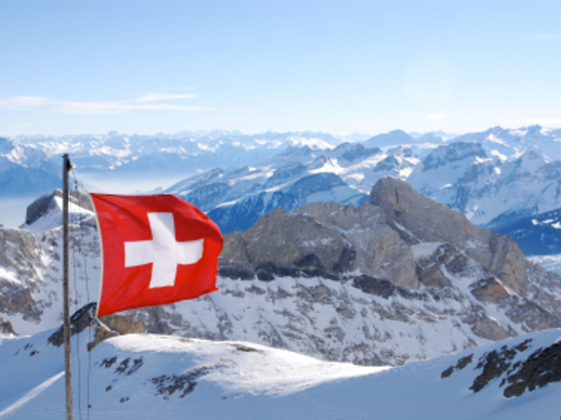 Flagge der Schweiz - Foto: iStockphoto.com / assalve