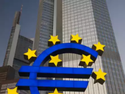 Eurozeichen am Willy-Brandt-Platz, Frankfurt am Main - Foto: iStockphoto.com / RichardGoundry