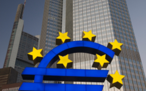 Eurozeichen am Willy-Brandt-Platz, Frankfurt am Main - Foto: iStockphoto.com / RichardGoundry