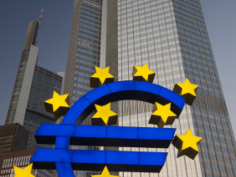 Eurozeichen am Willy-Brandt-Platz, Frankfurt am Main - Foto: iStockphoto.com / RichardGoundry