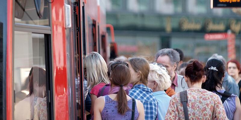 Fahrgäste in einer Straßenbahn (Archiv) - Foto: über dts Nachrichtenagentur