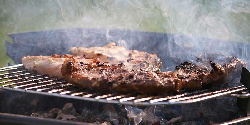 Steak auf einem Grill (Archiv) - Foto: über dts Nachrichtenagentur