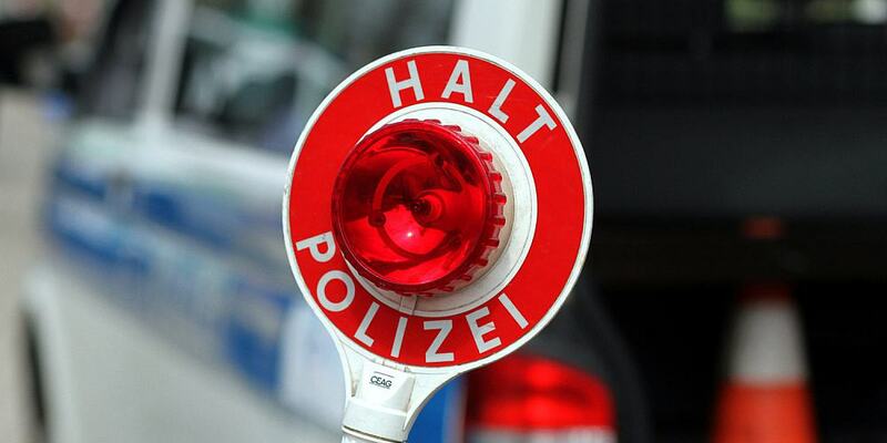 Halt-Stopp-Schild der Polizei bei einer Verkehrskontrolle - Foto: über dts Nachrichtenagentur