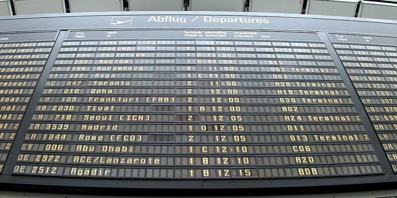 Ankunfts- und Abflugstafel an einem Flughafen (Archiv) - Foto: über dts Nachrichtenagentur