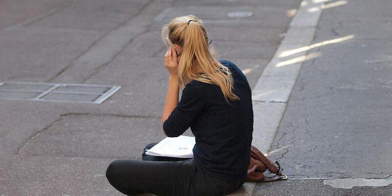 Junge Frau beim Telefonieren (Archiv) - Foto: über dts Nachrichtenagentur