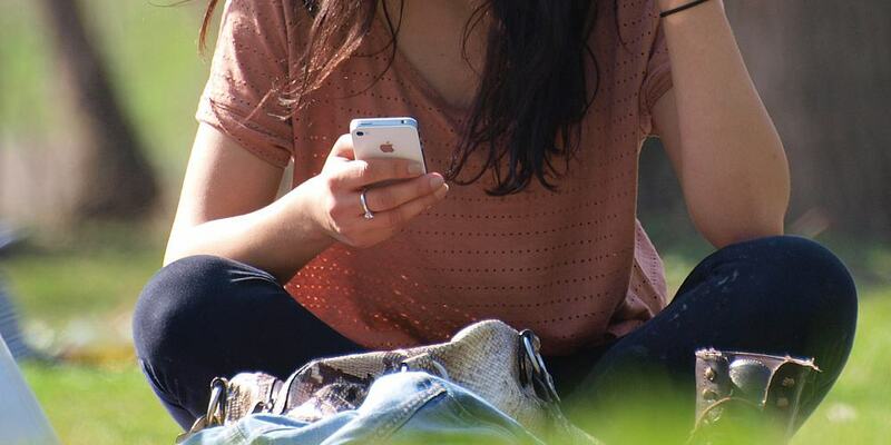 Smartphone-Nutzerin (Archiv) - Foto: über dts Nachrichtenagentur
