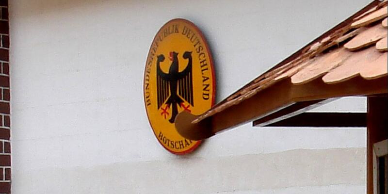 Schild einer deutschen Botschaft im Ausland (Archiv) - Foto: über dts Nachrichtenagentur