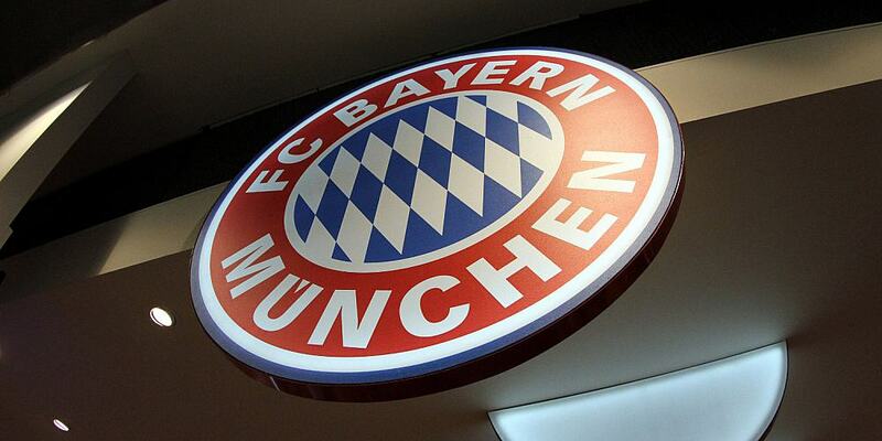 Logo des FC Bayern MÃ¼nchen in einem Fanshop - Foto: über dts Nachrichtenagentur