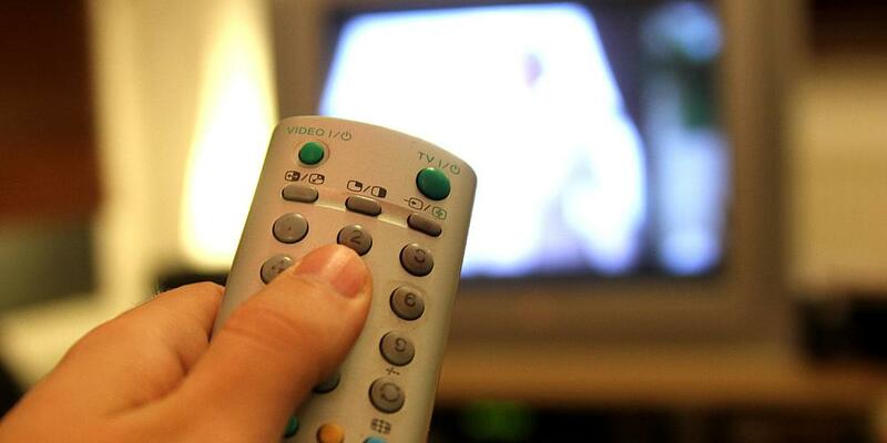 Fernsehzuschauer mit einer Fernbedienung (Archiv) - Foto: über dts Nachrichtenagentur